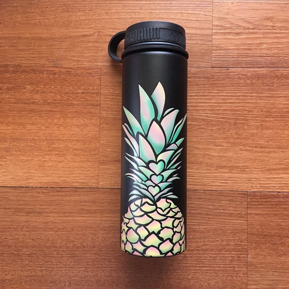 NWT Hawaii Pineapple Hearts 22 oz Water Bottle